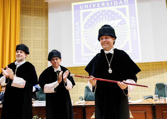El Rector de la UPO, tras su investidura, junto a los Rectores de la Universidad de Jaén y de la Universidad de Sevilla.