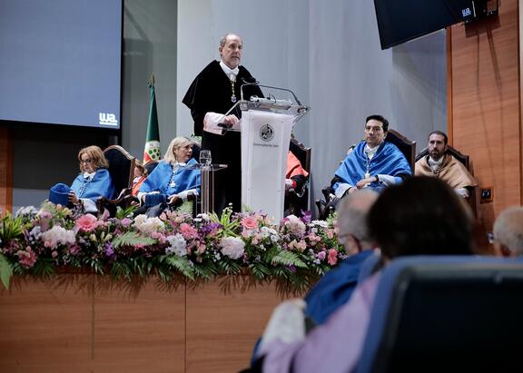 El Rector de la UJA, durante su discurso. Fotografía: Jesús Mendoza.