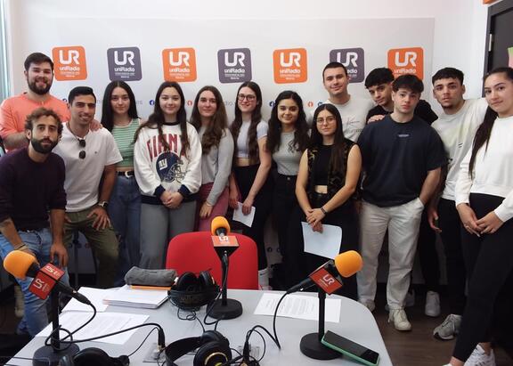 Sergio Martínez Vázquez y el estudiantado participante en el proyecto, en los estudios de UniRadio Jaén