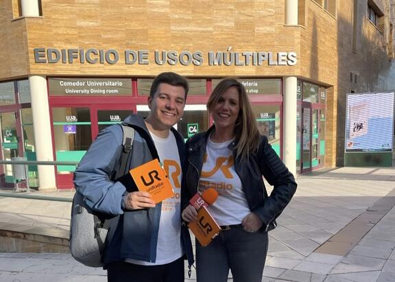 Anabel Gámez Cabrera y Álvaro García Conde, miembros del equipo de UniRadio Jaén, durante el II Concurso de 'Micro Abierto'