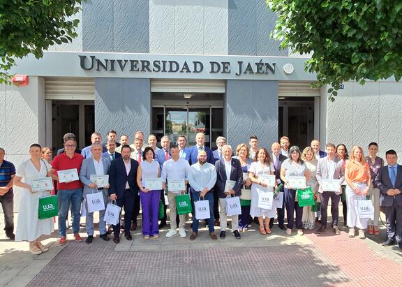El Rector, Nicolás Ruiz, junto a los alcaldes y los concejales de los nuevos municipios que integran la Red UJA-Municipios.