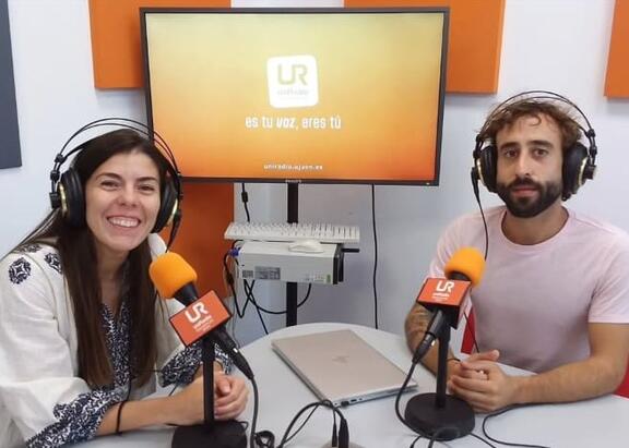 Sergio Martínez Vázquez y Rocío Adriana Peinado Molina, en los estudios de UniRadio Jaén