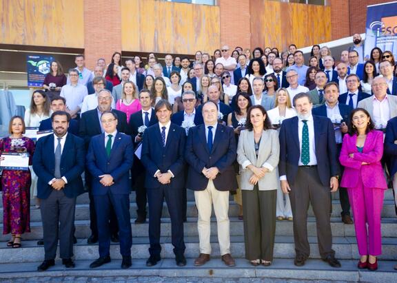 Foto de familia con representantes institucionales, premiados y participantes en la jornada