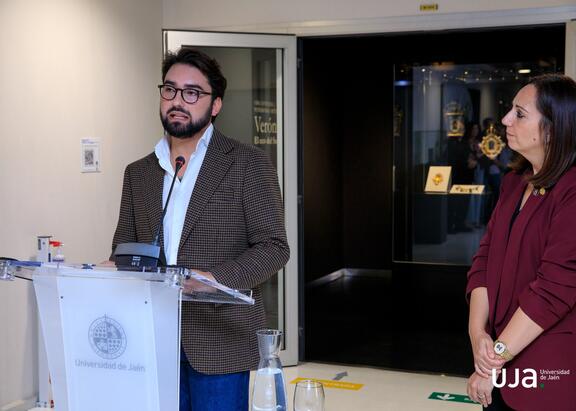 El comisario de la exposición, junto a la vicerrectora de Cultura Marta Torres