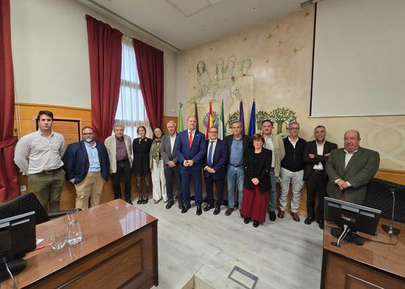 El Rector, en el centro, junto con el resto de responsables de la Mesa Social del Agua de Andalucía ‘Hacia una transición hídrica justa en la Agricultura’