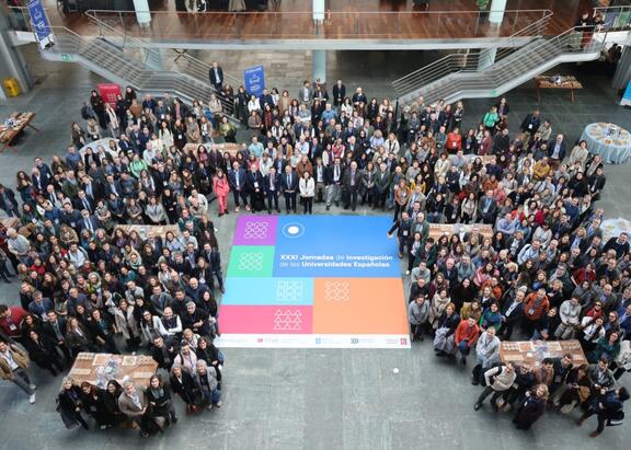 Foto de familia de los participantes en las XXXI Jornadas de Investigación de las Universidades Españolas