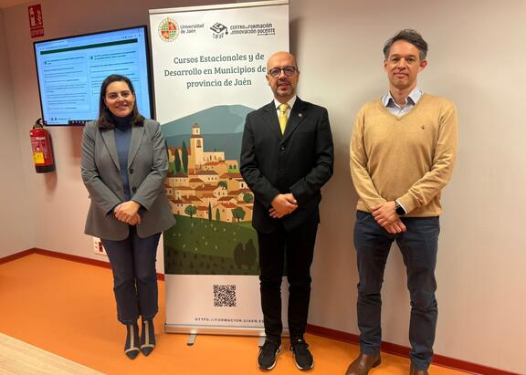 María del Carmen Pegalajar, Francisco Roca y Miguel Ángel García, en la presentación de la convocatoria de cursos