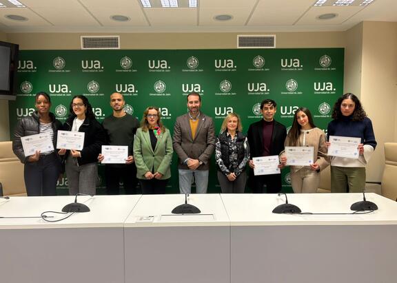 Representantes de la UJA, junto al alumnado becado del Programa Federico García Lorca, promovido por la Asociación Universitaria Iberoamericana de Postgrado (AUIP) y las Universidades Públicas de Andalucía