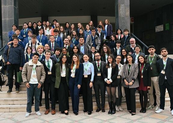 Foto de familia, durante la celebración del VI Torneo de Debate Preuniversitario de la Universidad de Jaén