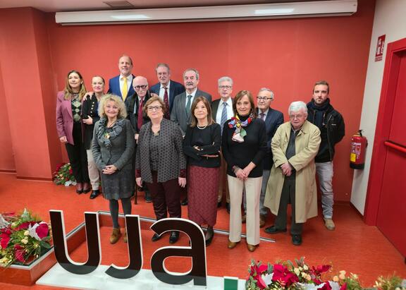 Foto de familia con los catedráticos eméritos presentes en el acto