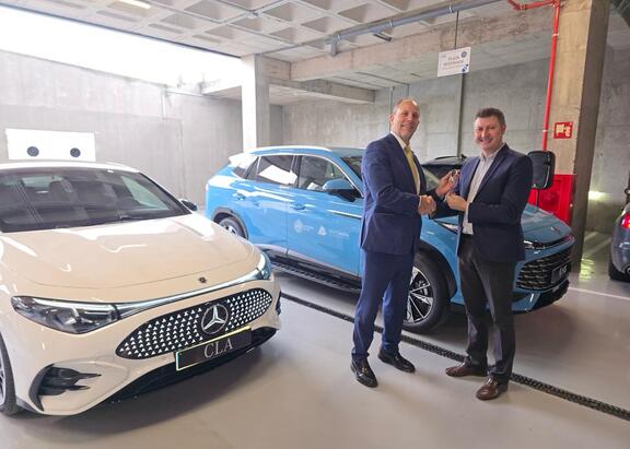 El Rector de la UJA, Nicolás Ruiz, y el director comercial del Grupo JADISA, Antonio López, durante el acto de cesión.