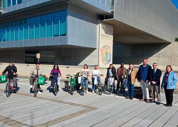 Acto de entrega de bicicletas eléctricas en el campus de Linares