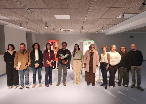 El ganador, junto a miembros del jurado y asistentes al acto