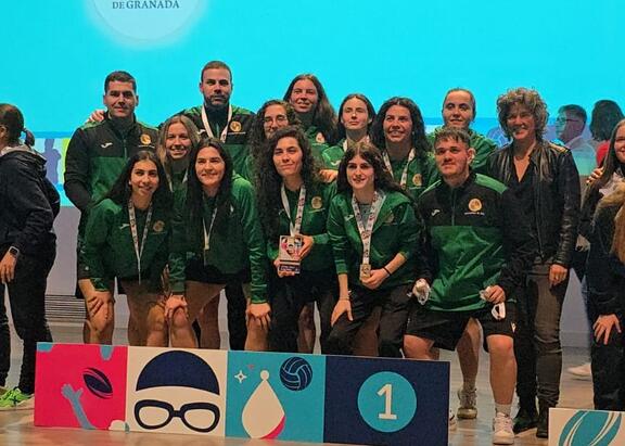 Equipo de fútbol sala femenino con sus medallas