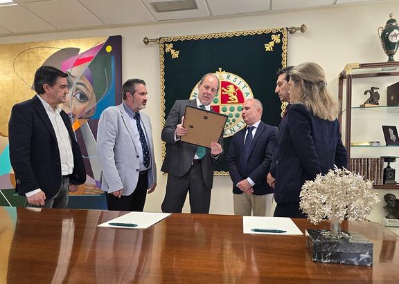El Rector recibe la certificación de manos de Julio Hermana García, responsable de Comercialización de Certificación de Bureau Veritas Certification.
