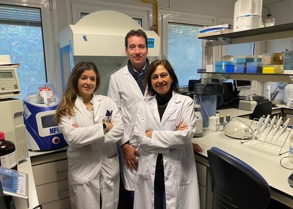 Foto de la profesora Magdalena Martínez junto a otros investigadores.