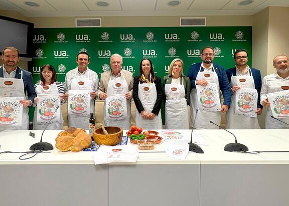 Foto de familia con representantes de la UJA, 'El Dornillo' y de las entidades colaboradoras.