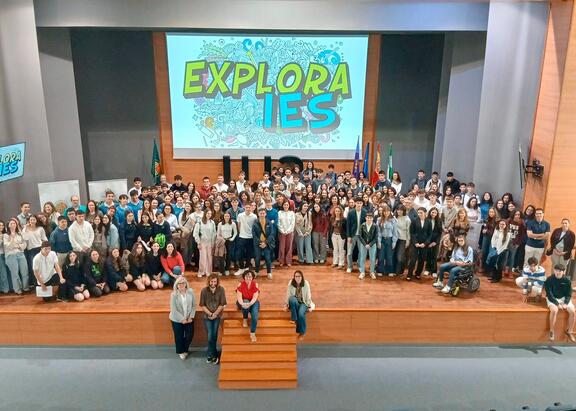 Fotografía de familia de los estudiantes de secundaria en el programa "Explora IES".