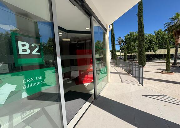 Puerta automática y rampa de acceso al CRAI de la UJA.