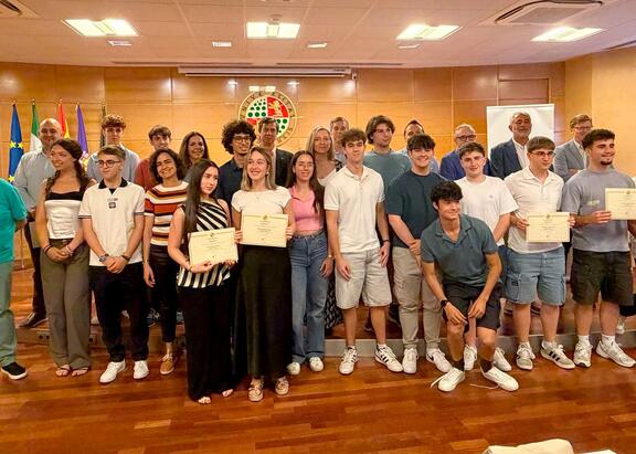Foto de familia de los participantes y estudiantes premiados.