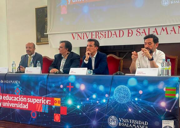 Francisco Roca, a la izquierda, durante su intervención en el foro celebrado en la USAL.