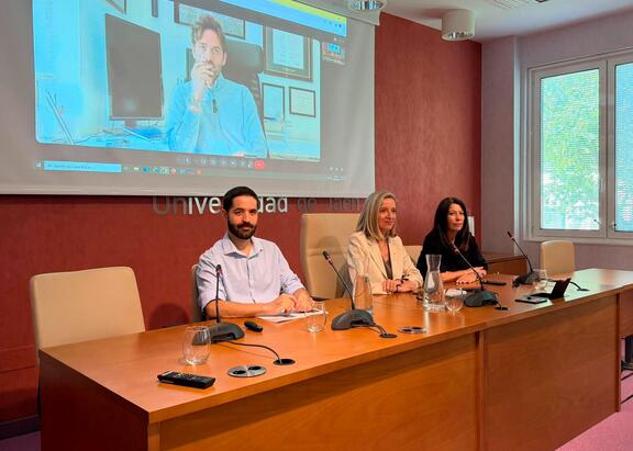 Arturo Solís, Mª Teresa Pérez y Rosa Vallecillo, con Miguel Ángel López 'online', durante el acto.
