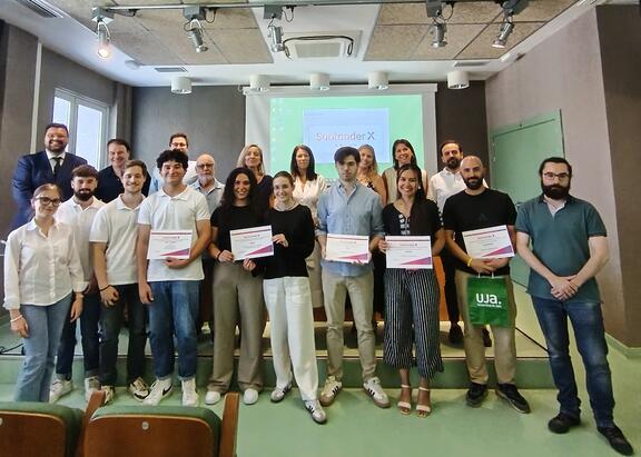 Foto de familia con ganadores, jurado y organizadores del programa.