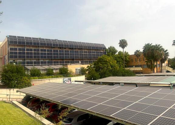 Instalación de placas fotovoltaicas en el aparcamiento y edificio B5 del Campus Las Lagunillas.