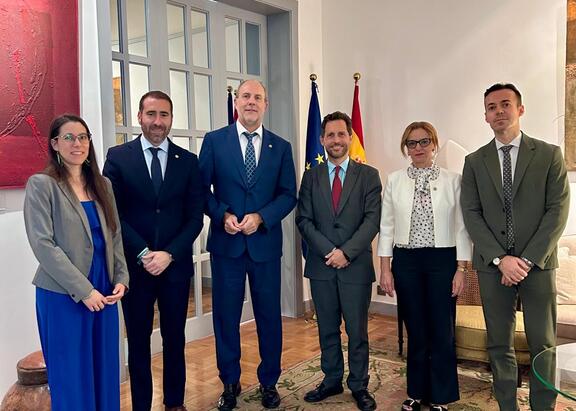 Delegación de la UJA, encabezada por el Rector, en la embajada de España en Pekín.