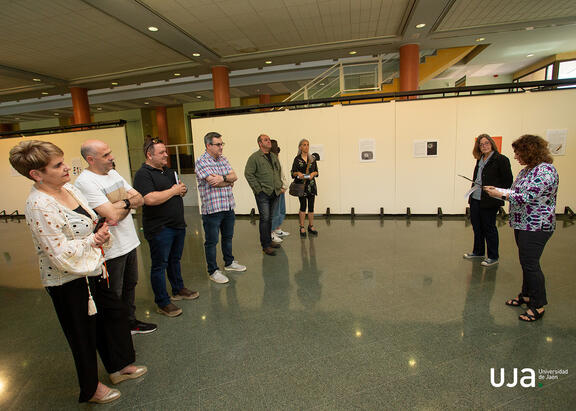 Apertura de la exposición, en la sala del Edificio Zabaleta.