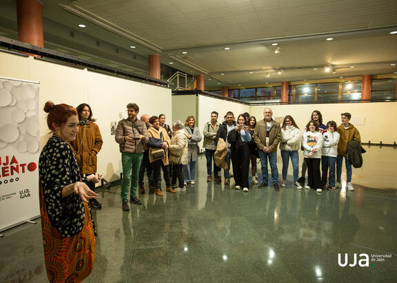 Intervención de la artista, tras la inauguración de la muestra. Foto: Fernando Mármol.
