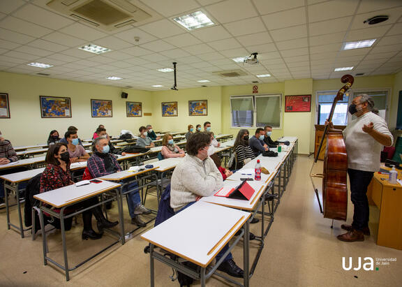 El músico Juan Jaime Ruiz Leite, durante el taller. Fotografía: Fernando Mármol.