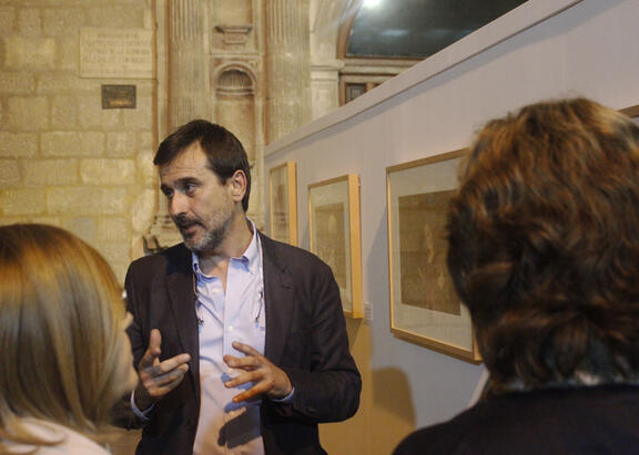 Fernando Mármol explica sus fotografías al público asistente. Foto: José Ignacio Fernández Entrambasaguas