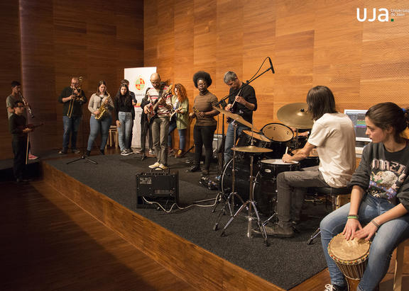 Momento del Taller de improvisación musical. Fotografía: Fernando Mármol