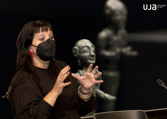 La profesora Carmen Rueda, durante su intervención. Fotografía: Fernando Mármol