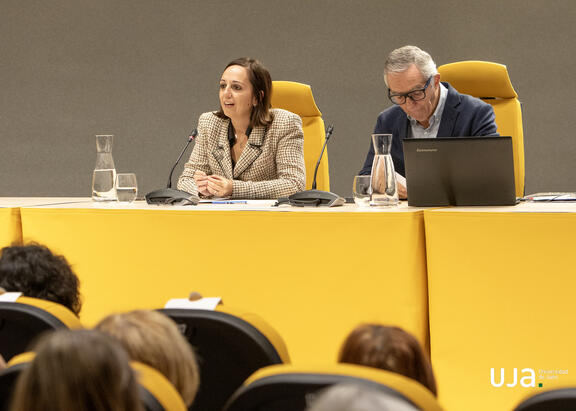 La Vicerrectora de Cultura Marta Torres y el conferenciante, José Lebrero.