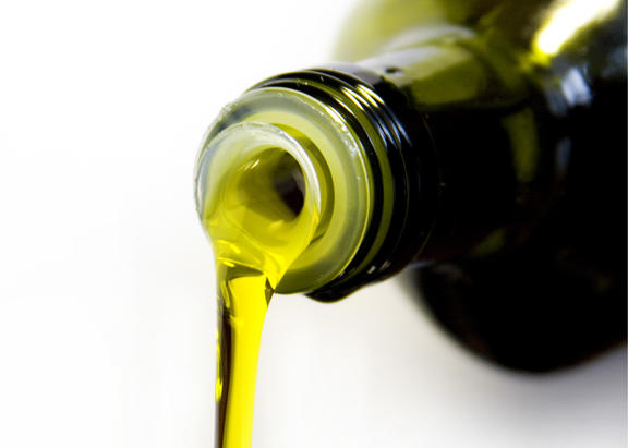 Botella con aceite de oliva.