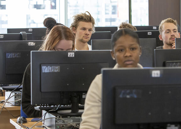 Alumnado internacional de la UJA, en un aula de Informática.