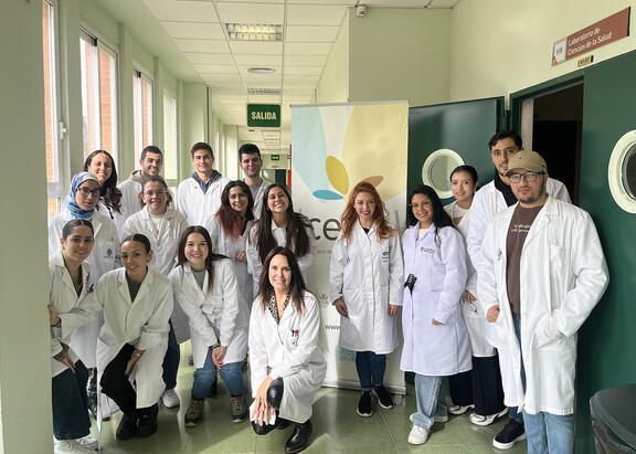 La directora del curso junto al alumnado participante.