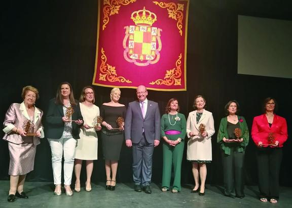Premiadas, sobre el escenario del Teatro Infanta Leonor. Foto: Viva Jaén.