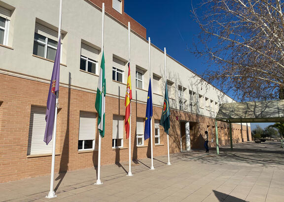Banderas a media asta en el Campus de Jaén.