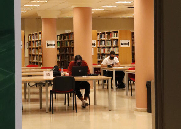 Estudiantes en la Biblioteca del Campus Las Lagunillas. Foto: Gema Gómez.