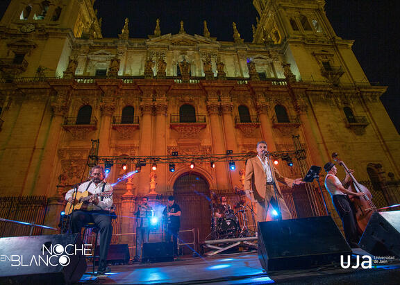 Fin de fiesta en la Plaza de Santa María con 'Los Arrabaleros'.