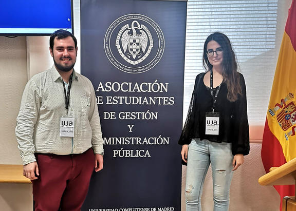 Los estudiantes de la UJA Natalia Campos García y Miguel Fernández.