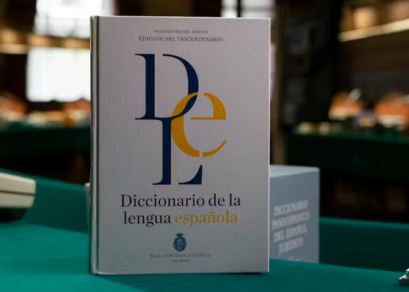 Portada de la última edición publicada del Diccionario de la Lengua Española. RAE, CC BY-NC-ND.  (The Conversation).