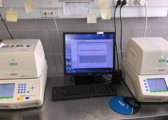 A la izquierda, equipo para la realización de test PCR cedido en marzo al Complejo Hospitalario de Jaén.