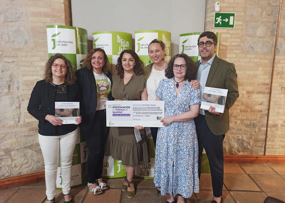 Integrantes del equipo premiado y representantes de la UJA.