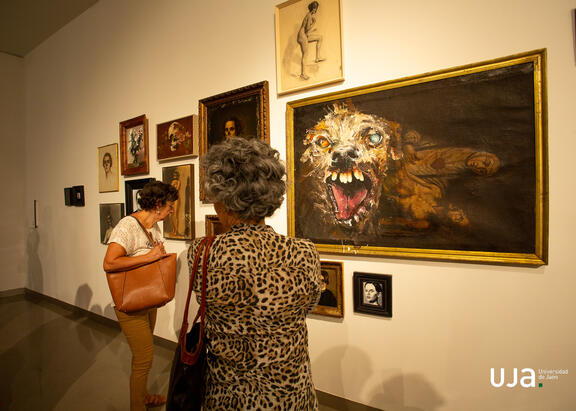 Visitantes en la exposición, en el Museo Íbero de Jaén.