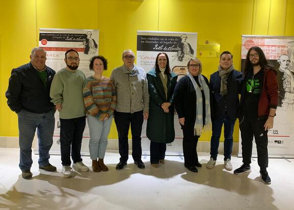 La vicerrectora de Cultura, Marta Torres, con uno de los comisarios, Fran Pérez, la alcaldesa del municipio, Estela Palacios, el cronista de la localidad, Victoriano Muñoz, y miembros de la Corporación.