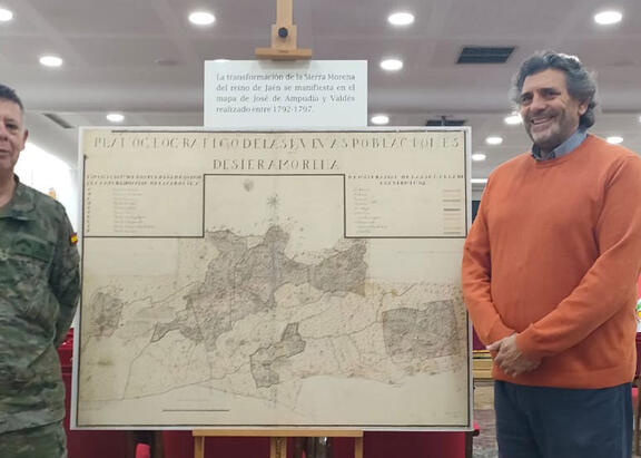 Acto inaugural con el profesor José Miguel Delgado acompañado por el subteniente José Luis Montero.